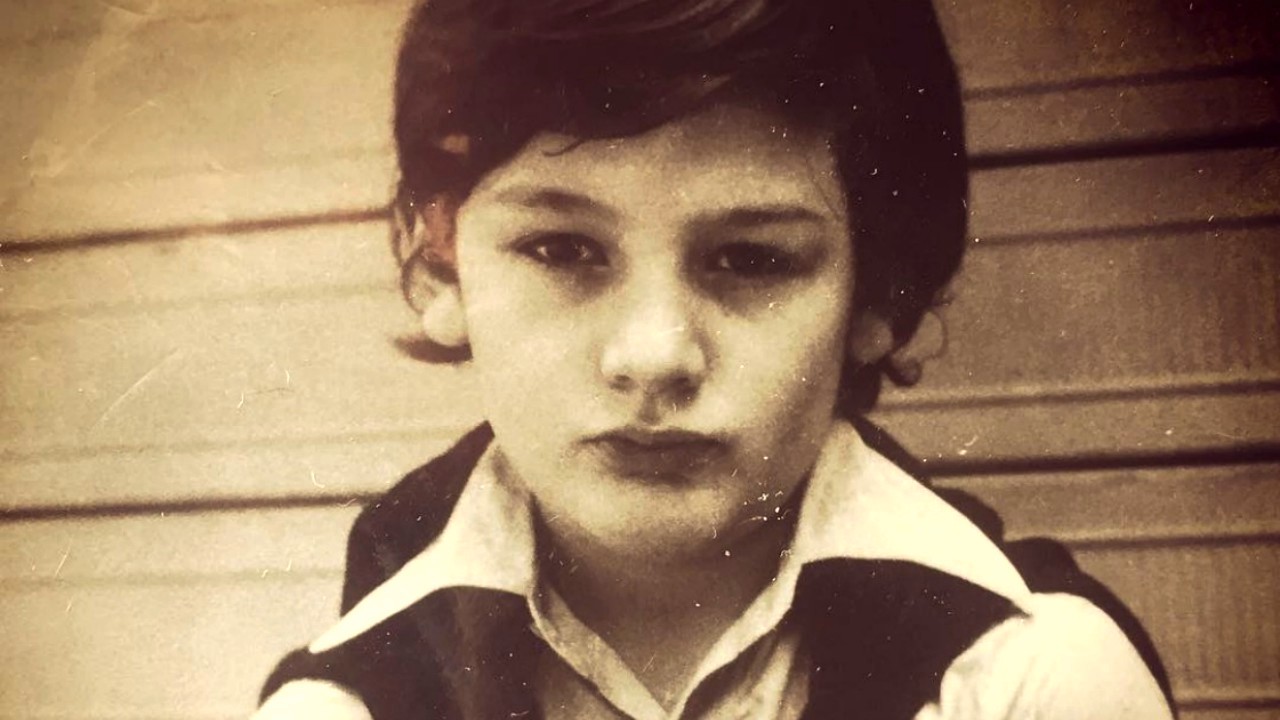 Il Paradiso delle Signore, chi è il bambino nella foto? Ora è un famoso e affascinante attore tra i protagonisti della soap!