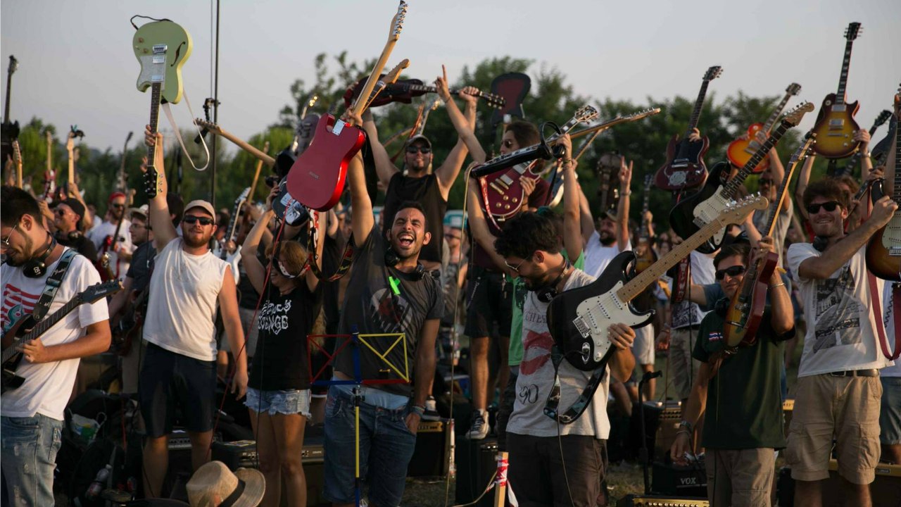We Are The Thousand, l'incredibile storia di Rockin'1000 - la recensione