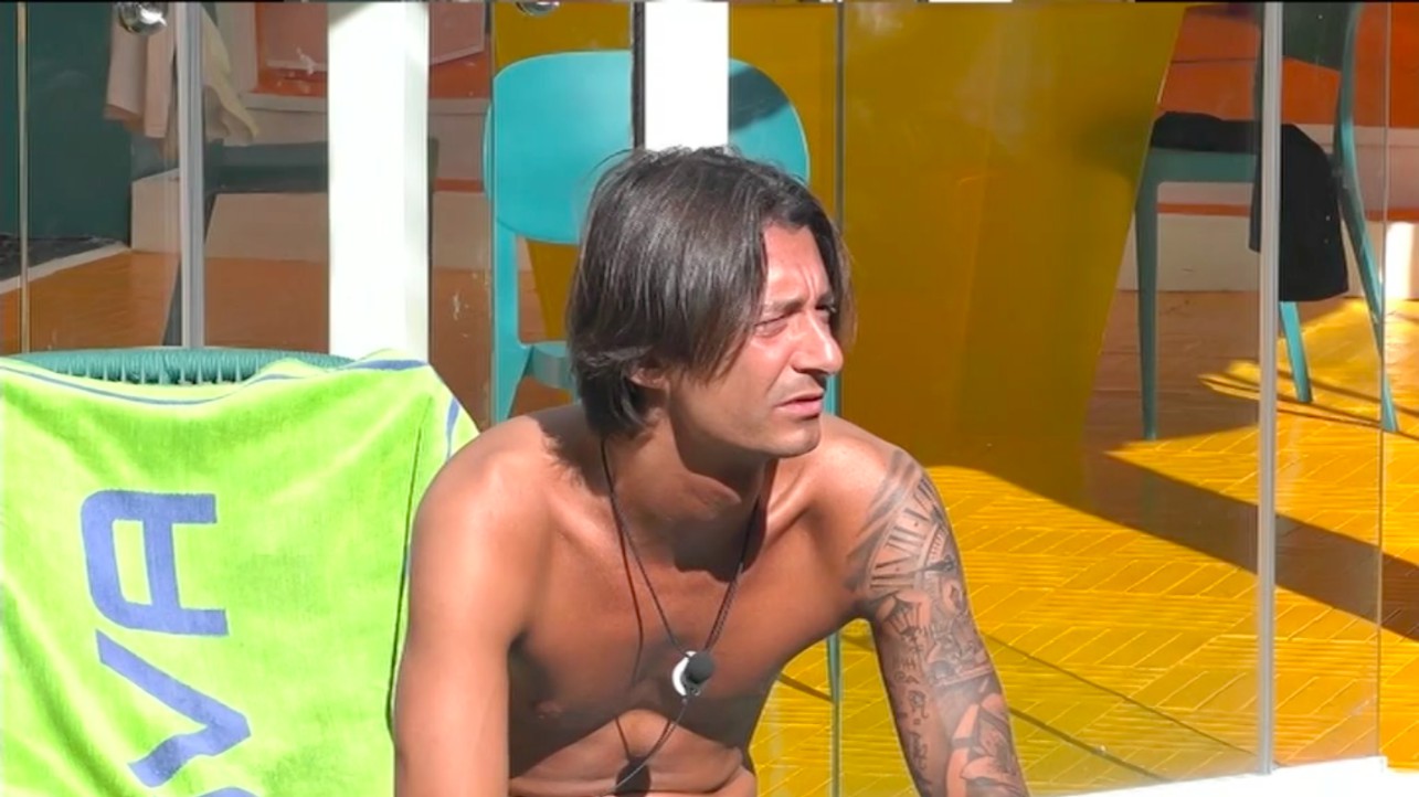 Grande Fratello Vip, "Quello che fanno qui è uno Show forzato": i dubbi di Francesco Oppini