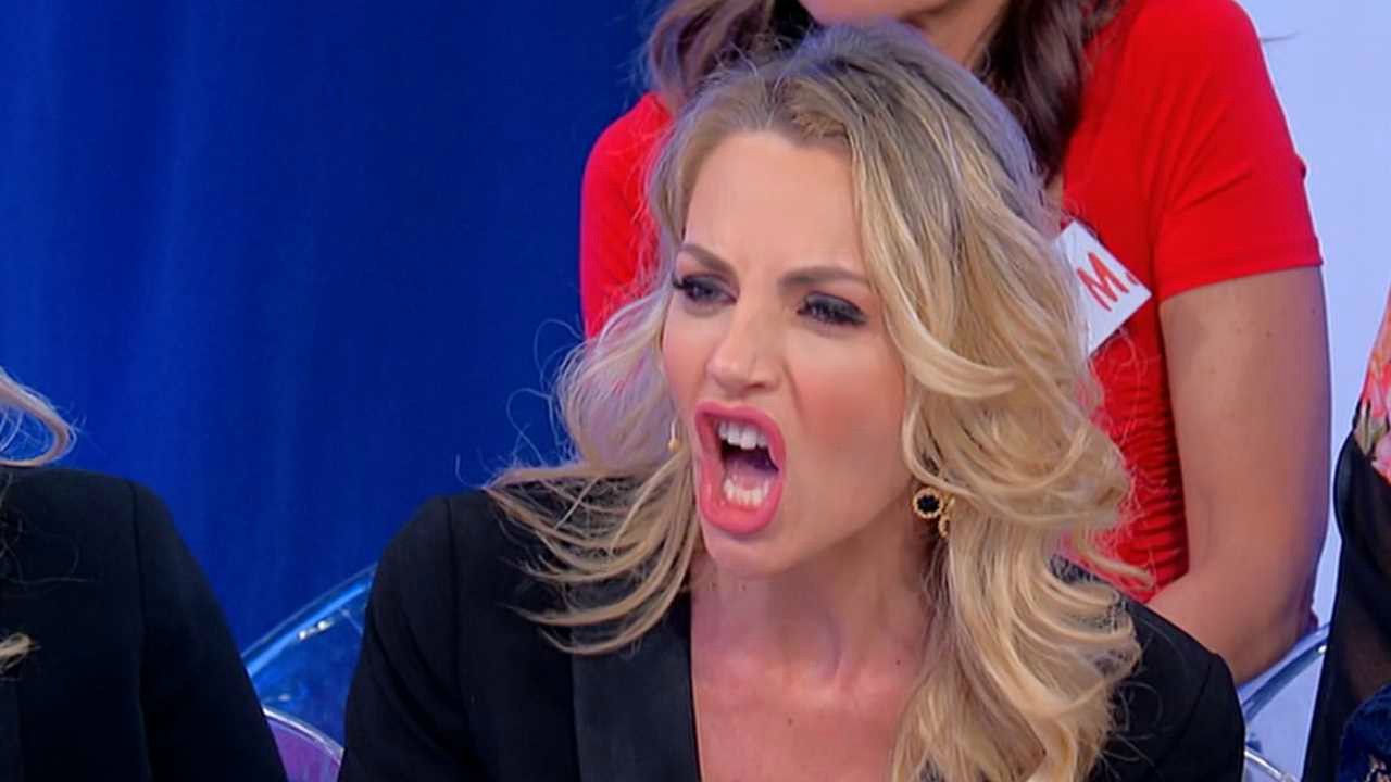 Uomini e Donne, "Mi hai nascosto di aver incontrato il tuo Ex, per te è tutta Finzione": pesanti Accuse a Veronica Ursida
