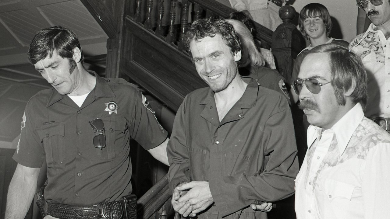 Il trailer di Crazy, Not Insane: si parla dei serial killer nel nuovo documentario di Alex Gibney