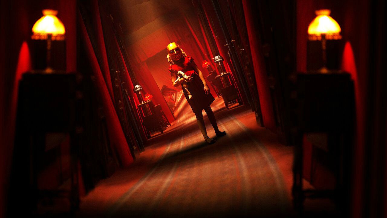 Perché Cadaver è l'horror su Netflix perfetto per Halloween 2020, tra catastrofe e teatri chiusi