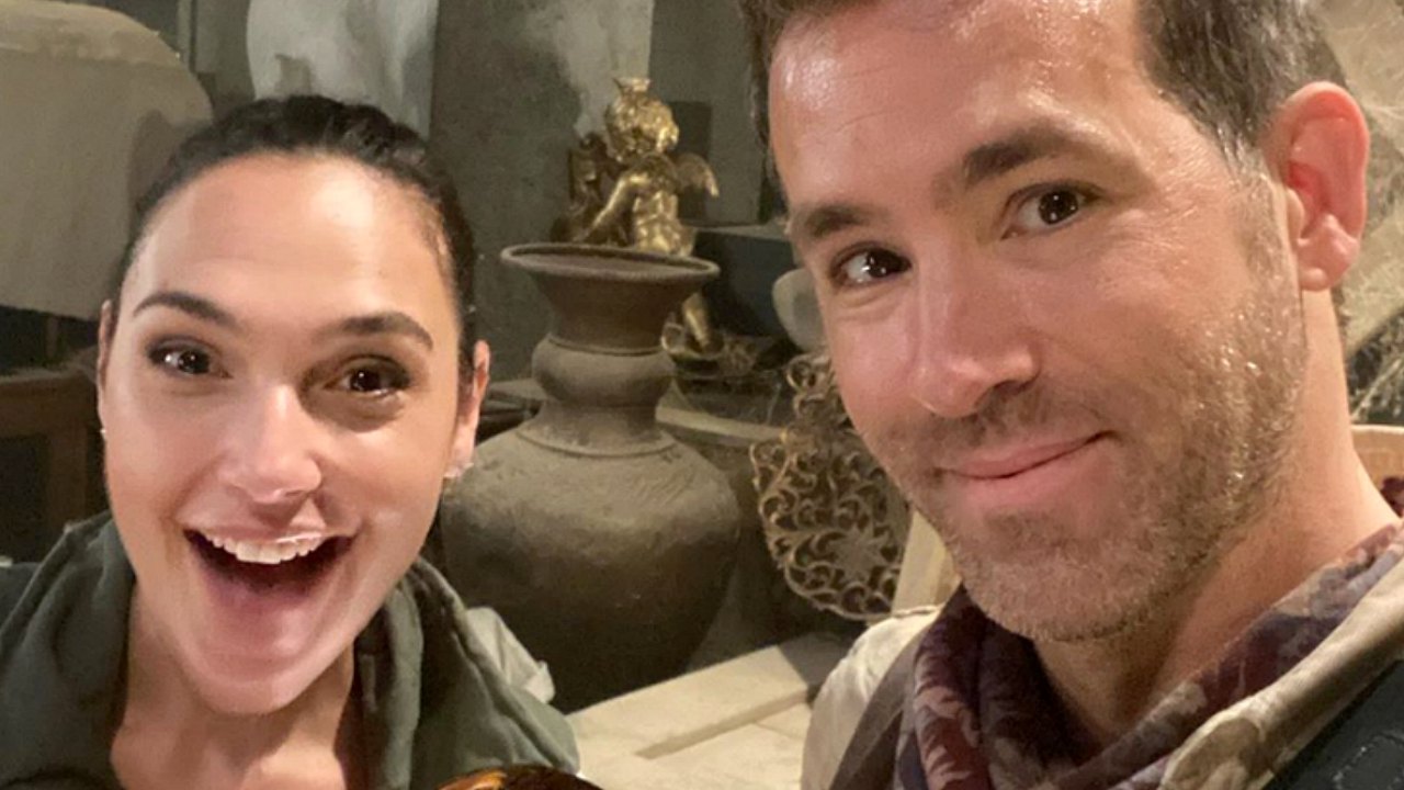 Red Notice con Gal Gadot, Ryan Reynolds e Dwayne Johnson: terminate le riprese, ecco le foto per celebrare!