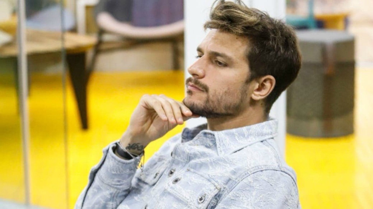 Grande Fratello Vip, Andrea Zelletta nei guai: Alfonso Signorini annuncia il Provvedimento ufficiale