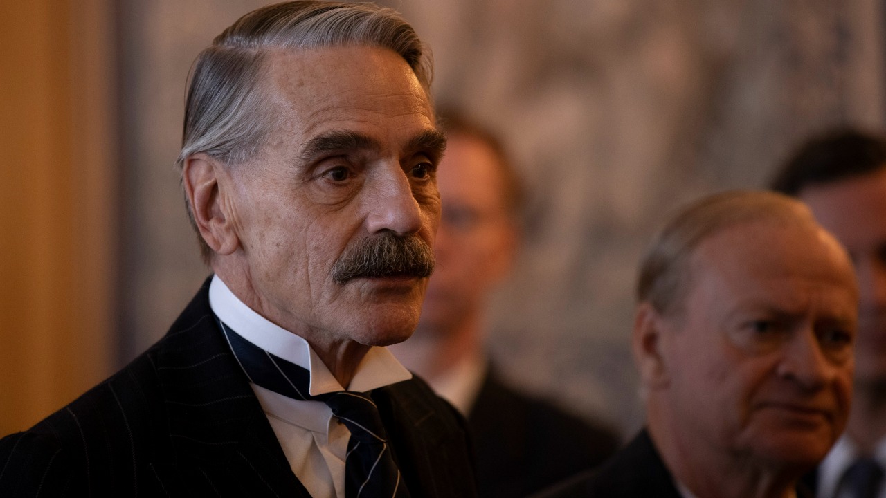 Munich: Jeremy Irons protagonista dell'adattamento Netflix del bestseller di Robert Harris
