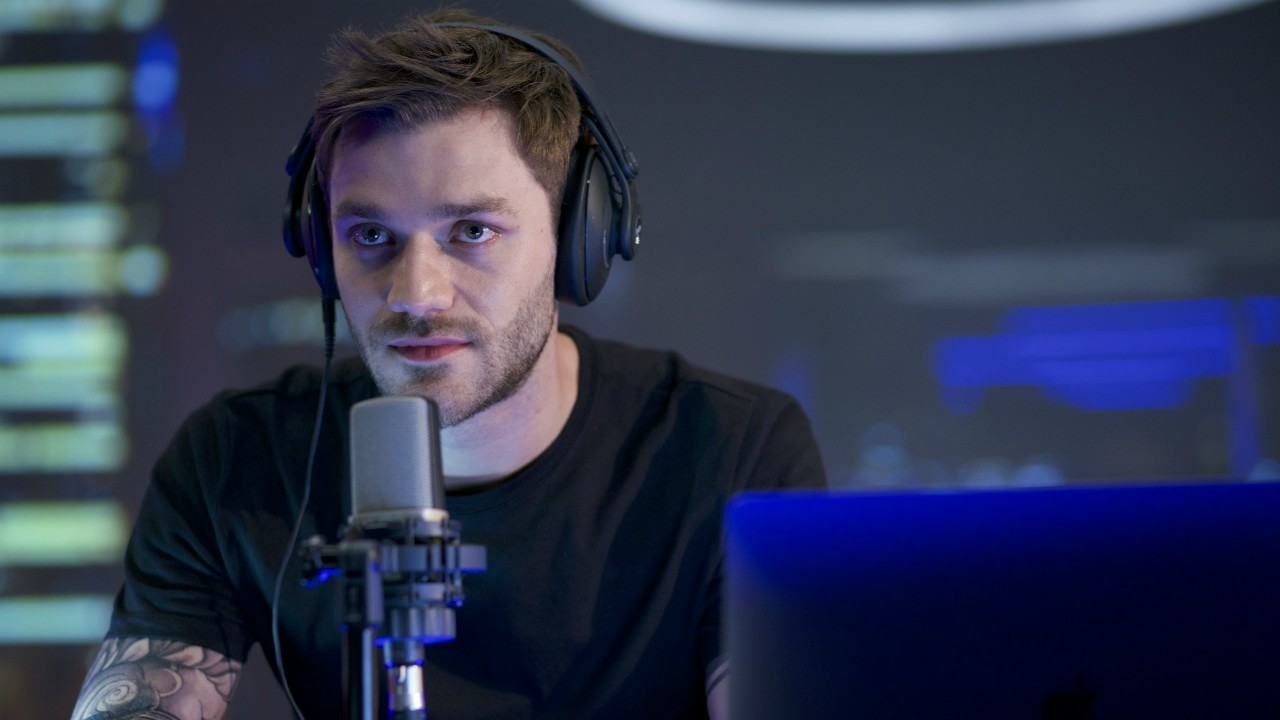 Il talento del calabrone: intervista a Lorenzo Richelmy, attore in ascolto, viaggiatore e… bombo