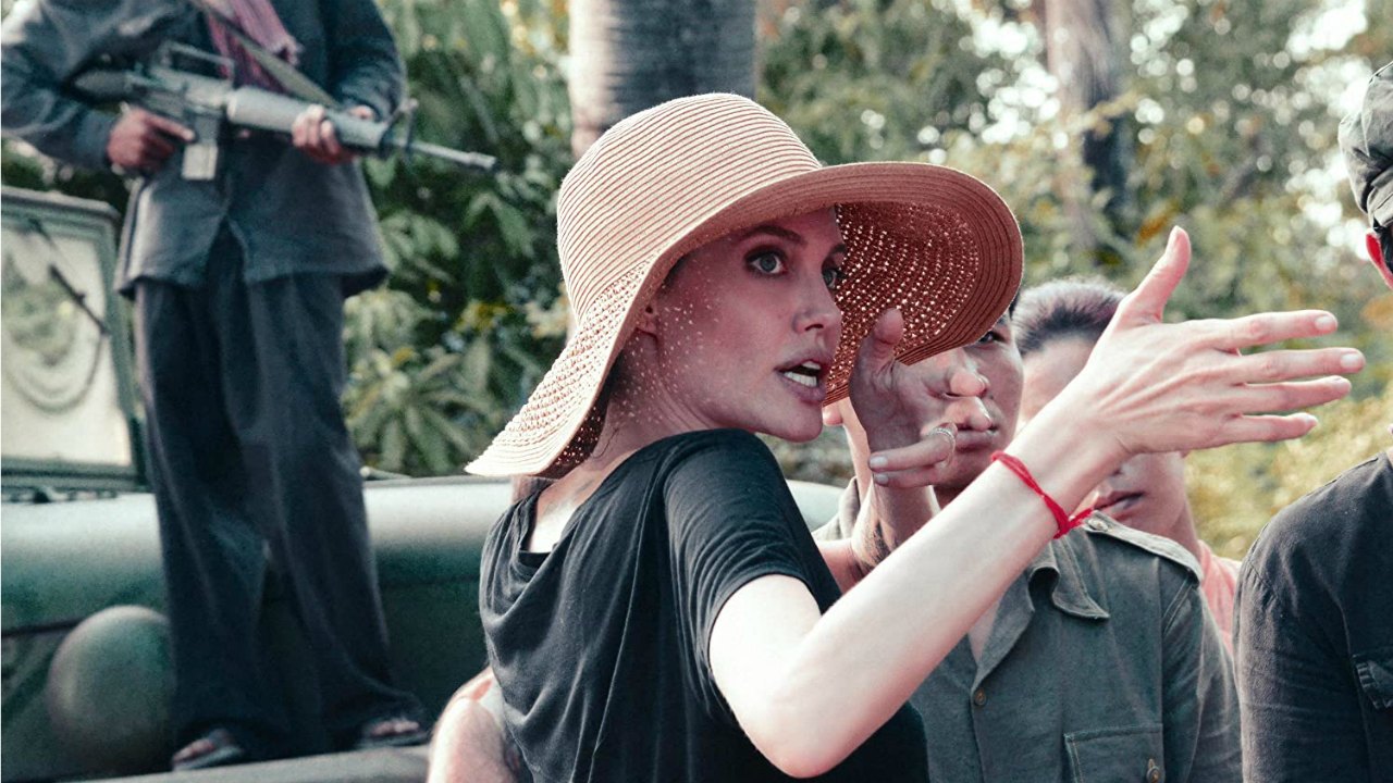 Angelina Jolie tornerà alla regia con Unreasonable Behaviour, biopic prodotto da Tom Hardy
