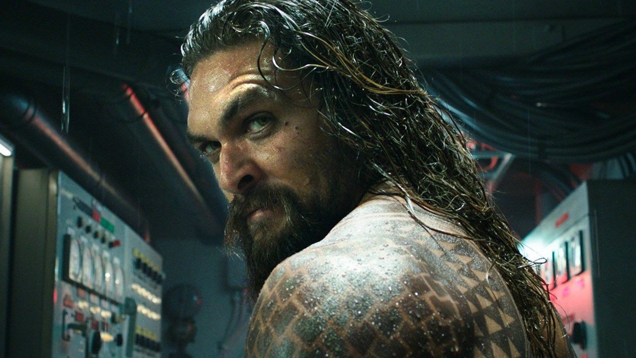 Jason Momoa fa una videochiamata a un bambino malato che ha ricevuto l'action figure di Aquaman
