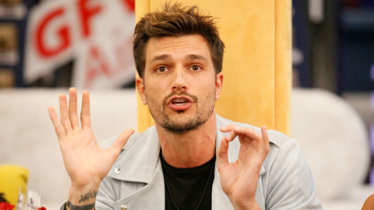 Grande Fratello Vip, "Mi serve un Bagno privato per 'Scaricarmi'": la richiesta Hot di Andrea Zelletta