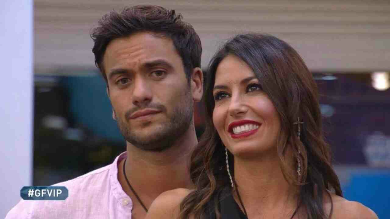 Grande Fratello Vip, l'aereo per i Gregorelli: "Eli dai questo bacio a Pier?"
