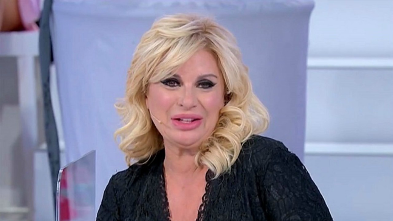 Uomini e Donne in onda oggi su Canale 5: Tina Cipollari riceve una sorpresa da Maria De Filippi, la reazione di Gemma Galgani