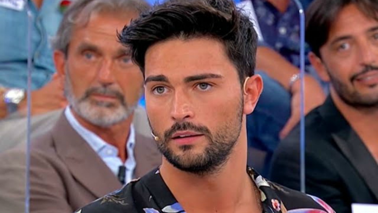 Uomini e Donne in onda oggi su Canale 5: Davide Donadei e Beatrice sempre più vicini, Lucrezia Comanducci torna in studio