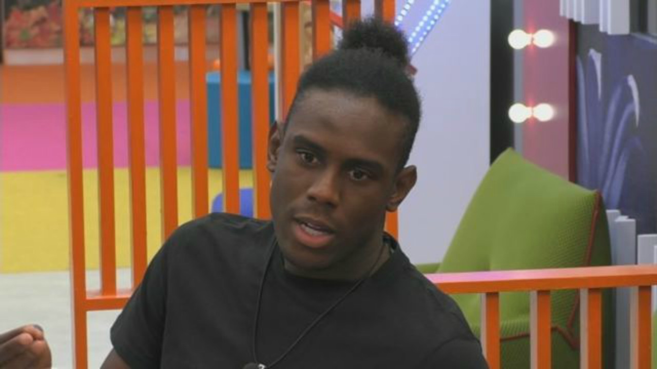 Grande Fratello Vip, Enock Barwuah in crisi: "Non ce la faccio, mi vengono mille attacchi chiuso qua dentro"