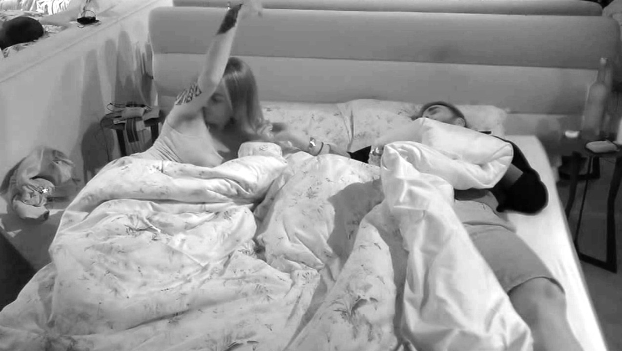 Grande Fratello Vip, "Puzzo di cipolla": Selvaggia Roma senza freni nella Notte (VIDEO)