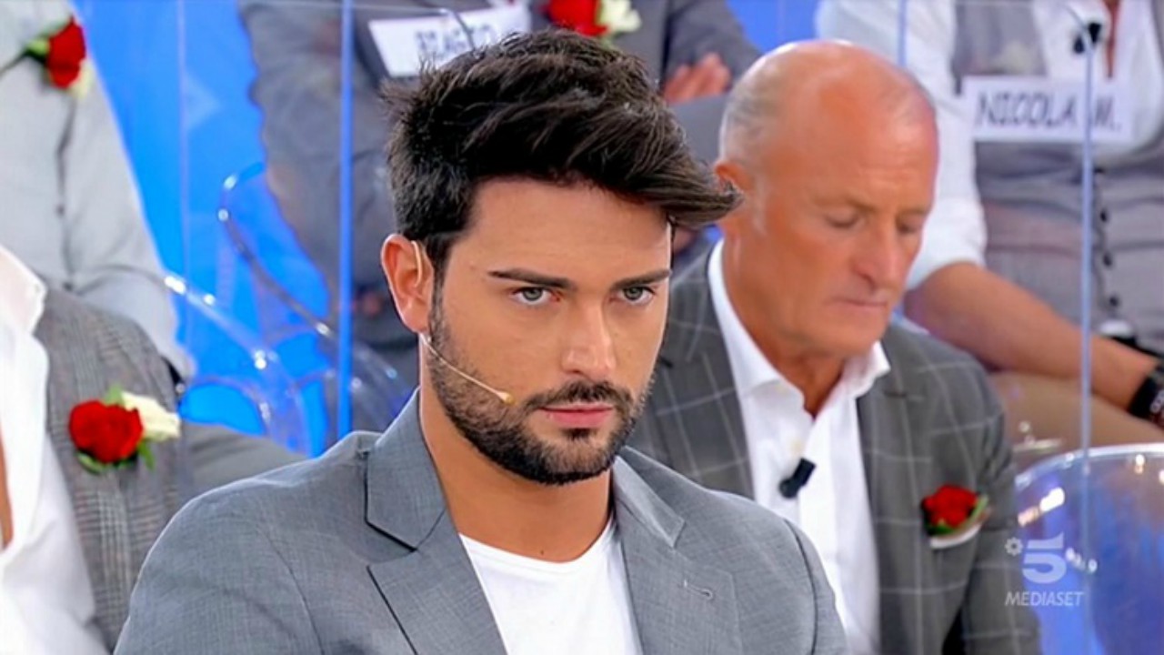 Uomini e Donne in onda oggi su Canale 5: Maria De Filippi sorprende Davide Donadei
