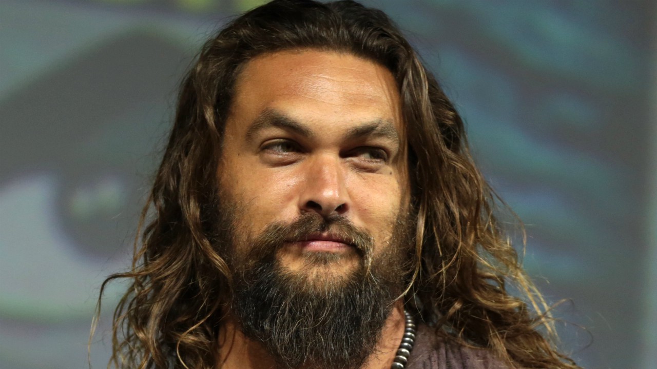 Jason Momoa regala il tridente di Aquaman a un bambino malato