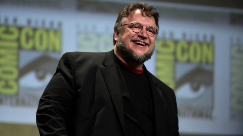 Nightmare Alley: un Guillermo del Toro imbacuccato annuncia la fine delle riprese e la nuova data d’uscita 