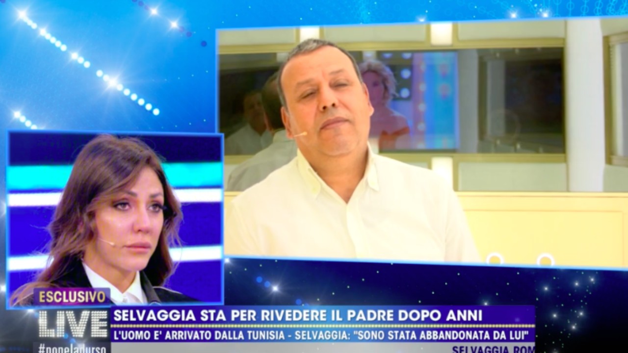 Grande Fratello Vip, Selvaggia Roma incontra il padre a Live-Non è la d'Urso: Confronto acceso (VIDEO)