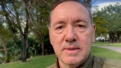 Kevin Spacey posta un nuovo video per Natale e offre supporto a chi pensa al suicidio 