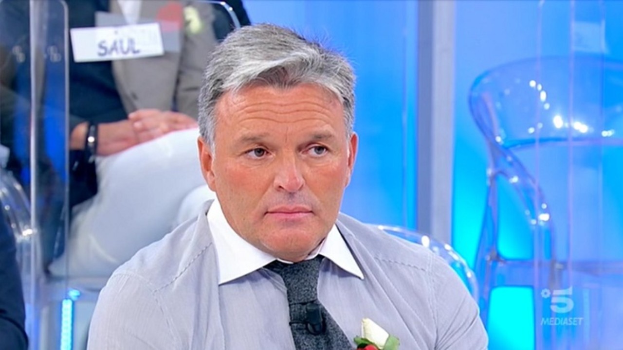 Riccardo Guarnieri riprende l’anello: Ida restituisce il regalo a Uomini e Donne Riccardo Guarnieri riprende l’anello: Ida restituisce il regalo a Uomini e Donne