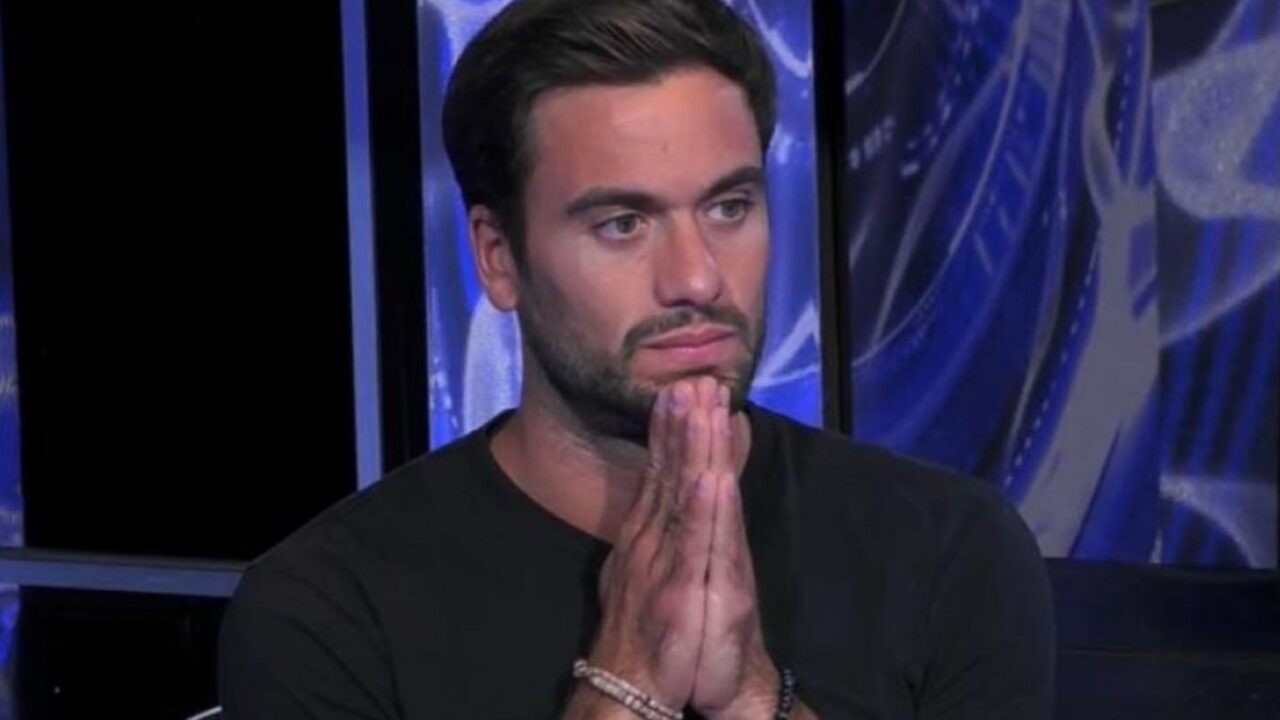 Grande Fratello Vip, Pierpaolo Pretelli incontra la madre che lo riprende in diretta: "Hai un figlio, cerca di moderarti"