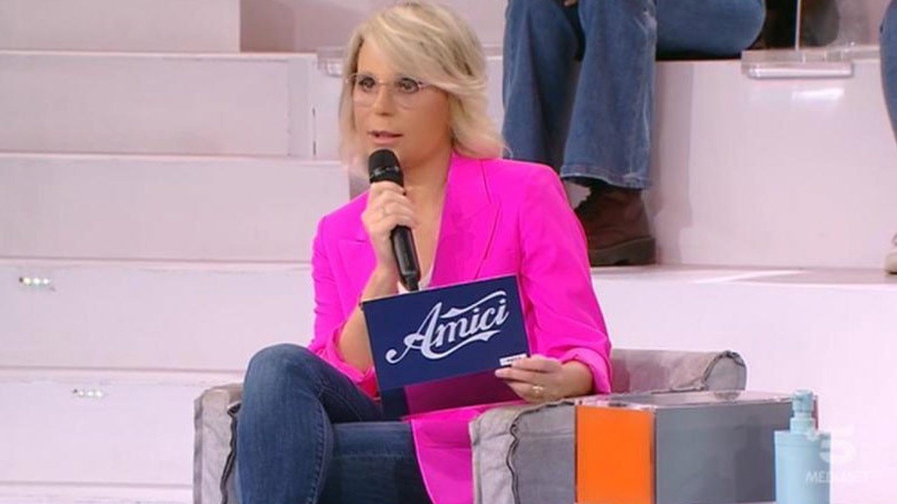 Amici 20 torna in onda oggi su Canale 5: due allievi lasciano la scuola, ospite in studio Fabrizio Moro