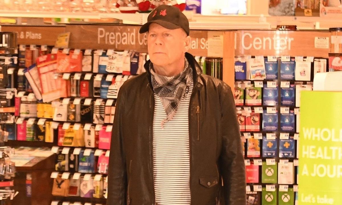 Bruce Willis senza mascherina cacciato da una farmacia si scusa per "l'errore di valutazione"