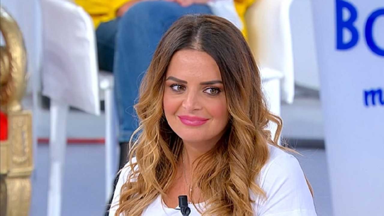 Uomini e Donne in onda oggi su Canale 5: Riccardo Guernieri sorprende Roberta Di Padua, un cavaliere lascia il programma