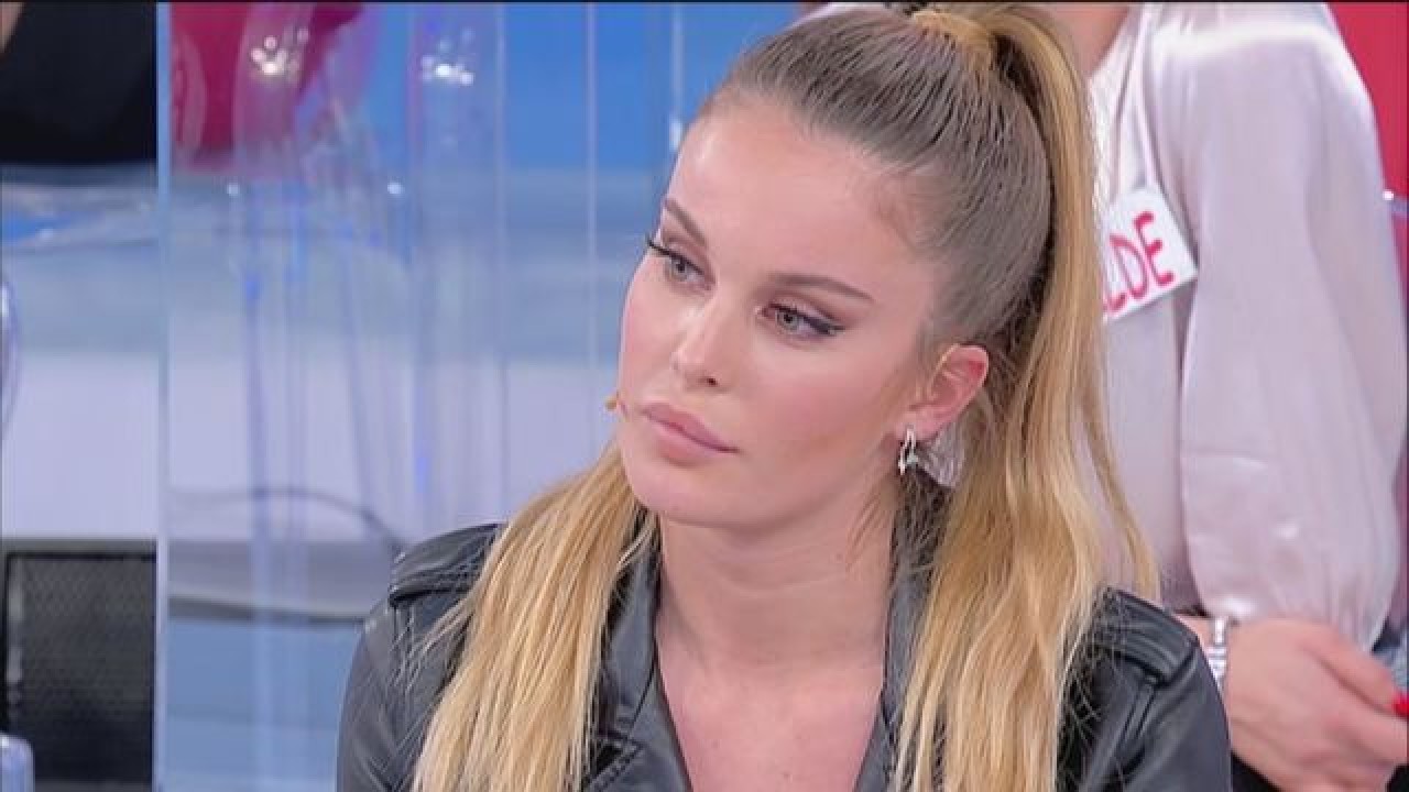Uomini e Donne, "Hai contattato la tua ex fidanzata?": Sophie Codegoni dubita di Matteo Ranieri
