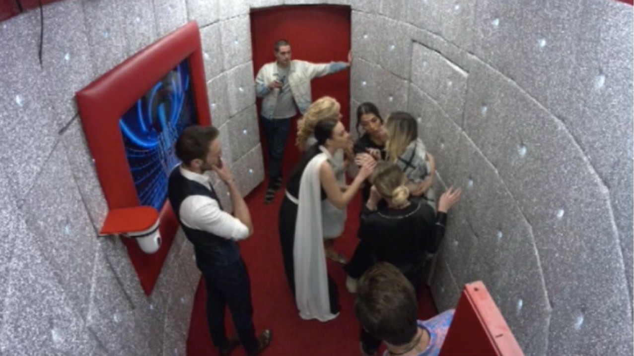 Grande Fratello Vip, Stefania Orlando tenta la fuga dalla Casa: Tommaso Zorzi la blocca (VIDEO)