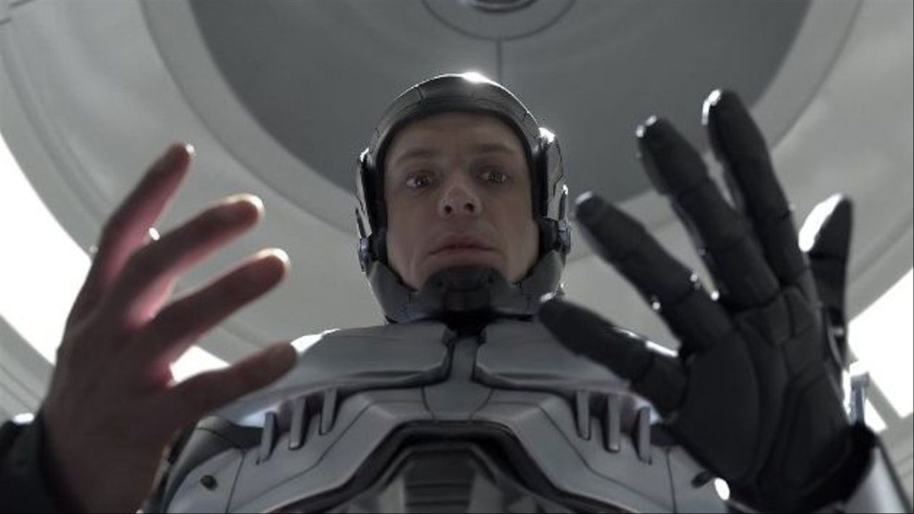 Joel Kinnaman spiega perché il remake di RoboCop non fu all'altezza dell'originale