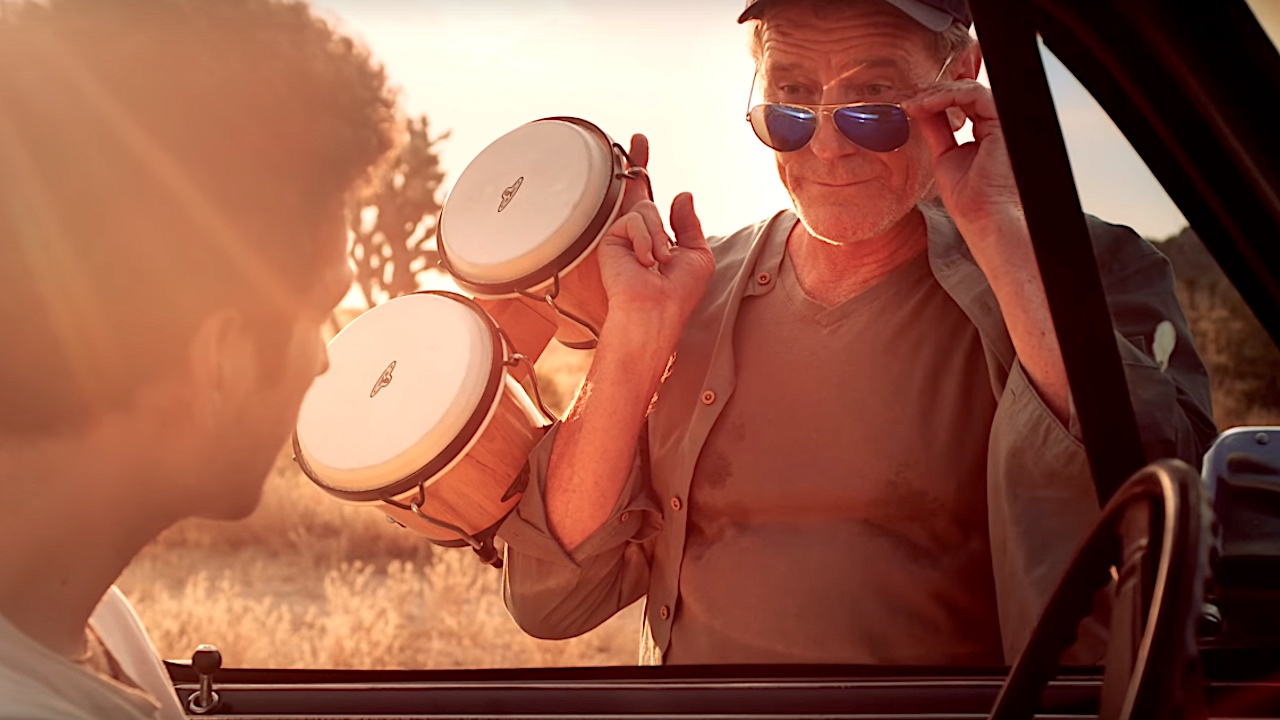 Bryan Cranston suona i bonghi nel deserto per la cover di Memories di Evan Stanley