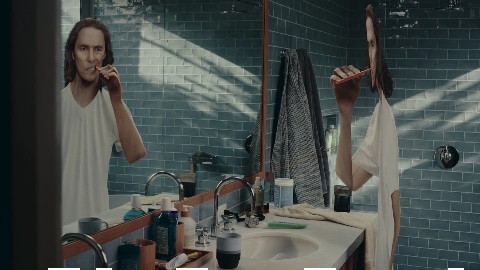 Matthew McConaughey si sveglia bidimensionale in uno spot pubblicitario di Damien Chazelle