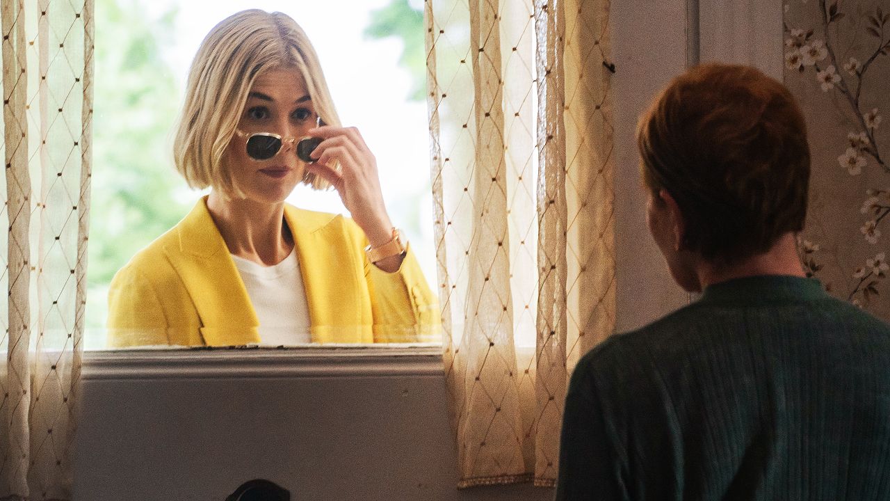 I Care a Lot: la recensione del film con Rosamund Pike e Peter Dinklage