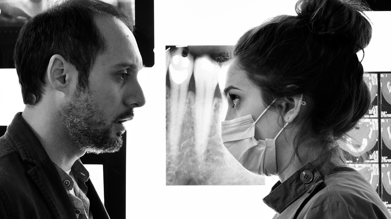 Orecchie: su Prime Video la commedia di Alessandro Aronadio con Daniele Parisi