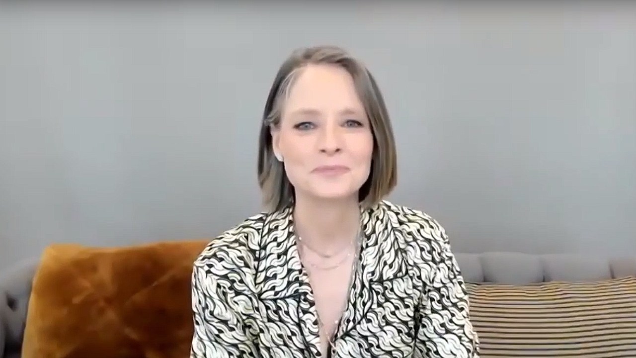 Jodie Foster vince il quarto Golden Globe e festeggia in pigiama con moglie e cane