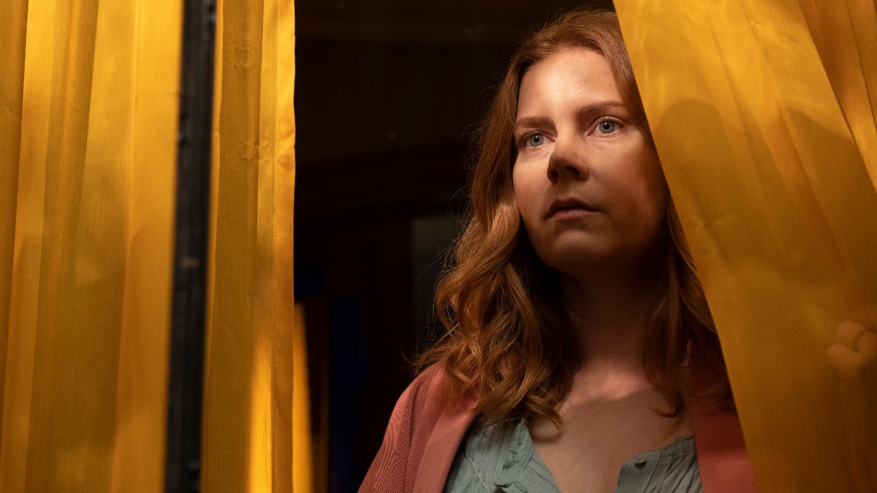 La donna alla finestra: il trailer del thriller con Amy Adams e Gary Oldman in arrivo su Netflix