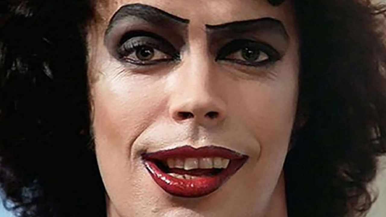 Frank-N-Furter compie 75 anni: i migliori film in streaming del grande istrione Tim Curry