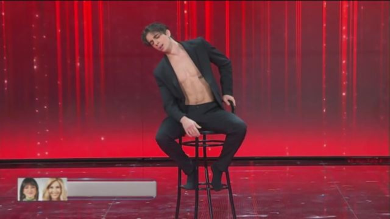 Amici 20: imprevisto in studio per Alessandro Cavallo, la reazione di Maria De Filippi (VIDEO)