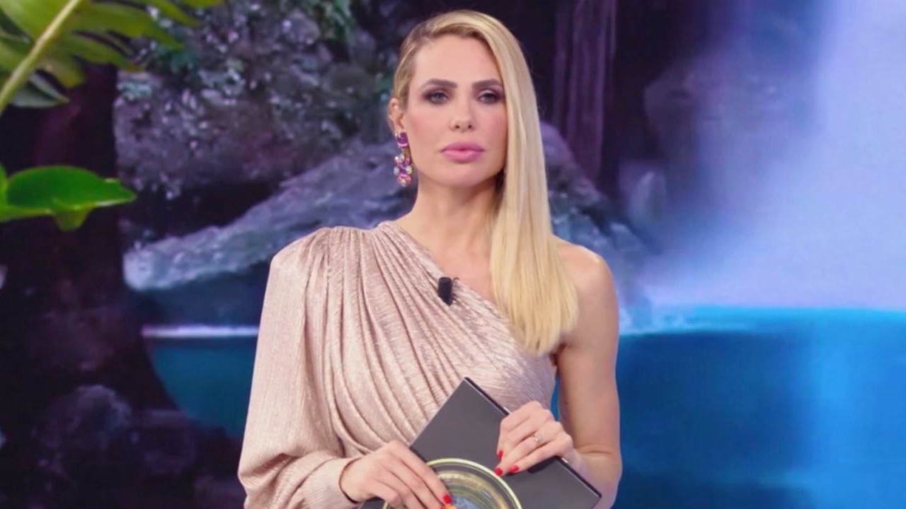 Isola dei Famosi, la produzione accusata di favoritismo: impazza la Polemica
