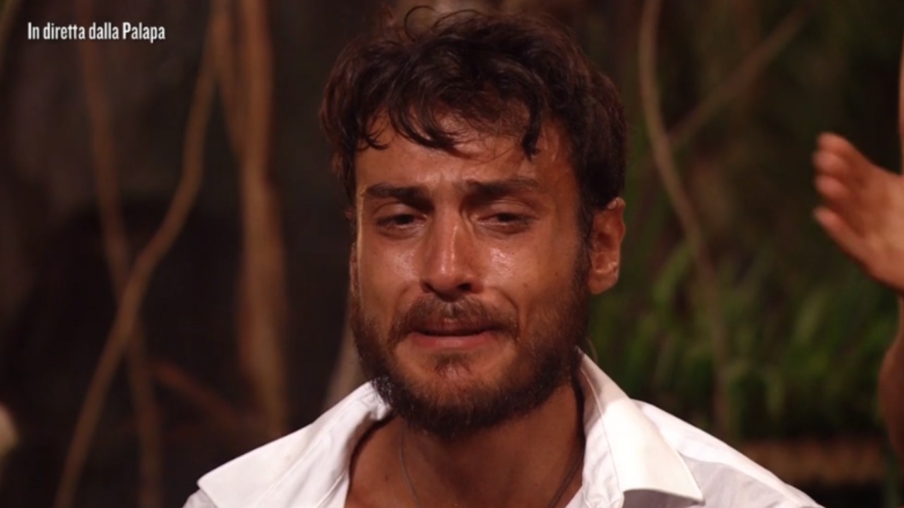 Isola dei Famosi, Awed in lacrime: "Gilles ha sbagliato con Tommaso Zorzi, ognuno ha il suo passato..." (VIDEO)