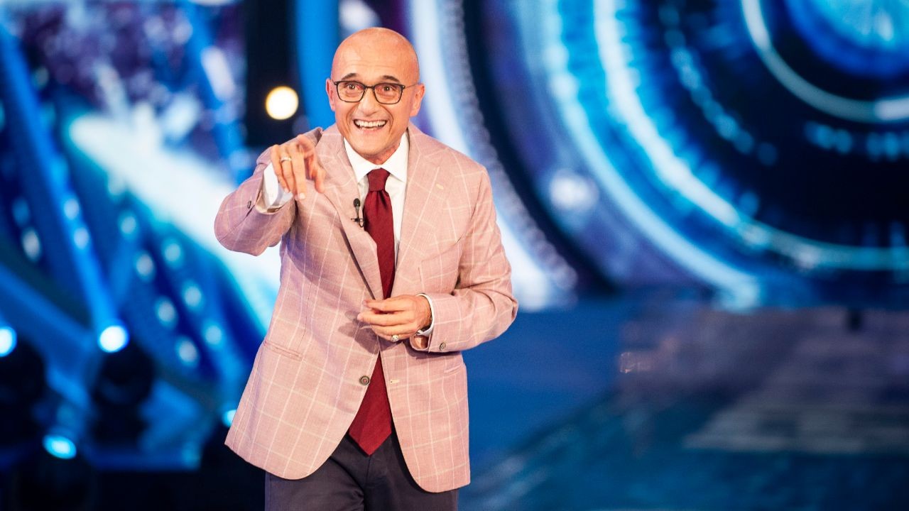 Grande Fratello Vip, Alfonso Signorini ha messo gli occhi su un Vip diffidato da Maria De Filippi