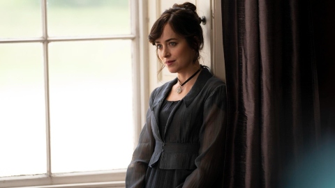 Persuasion: Dakota Johnson nelle prime foto del film Netflix da libro di Jane Austen