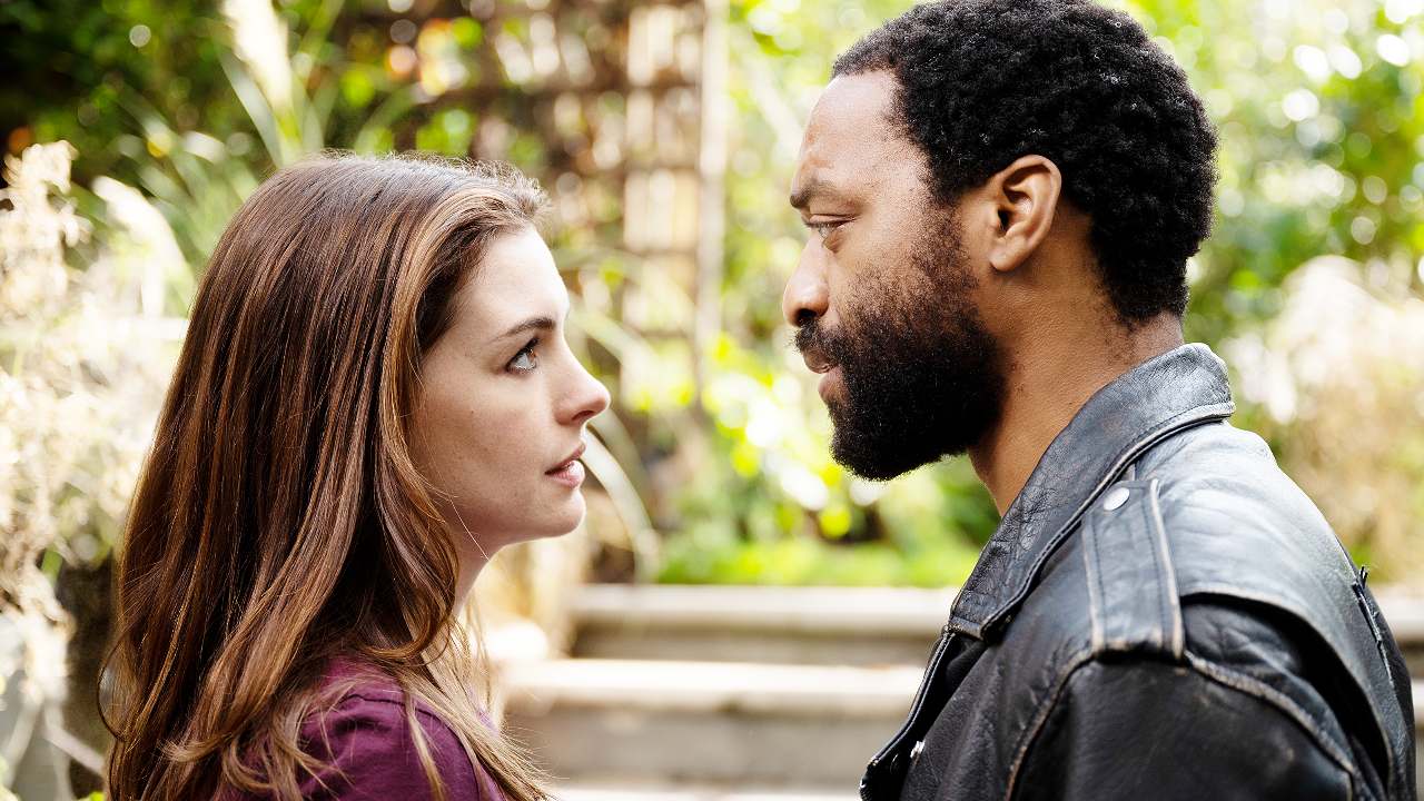 Locked Down, la commedia con Anne Hathaway e Chiwetel Ejiofor in premiere su Infinity+