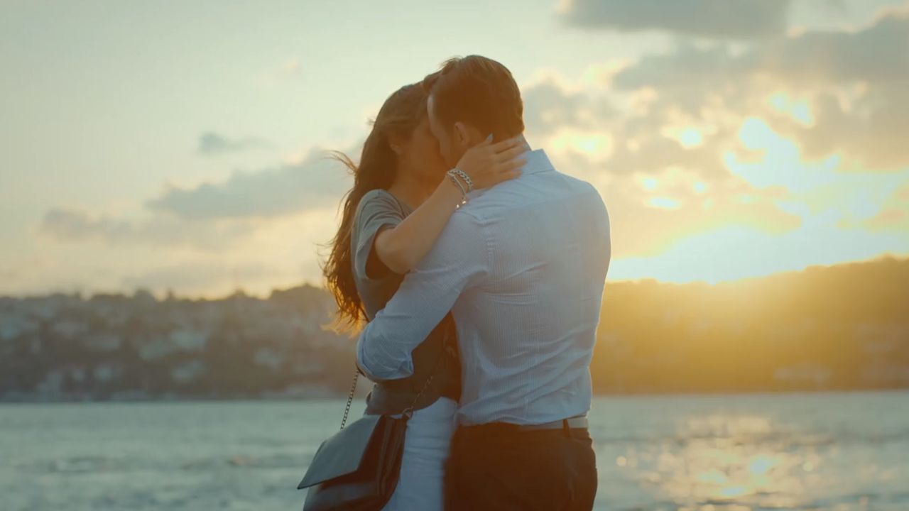 Love is in the Air Anticipazioni 16 luglio 2021: Serkan impedisce a Eda di partire, "Sono pazzamente innamorato di te!"