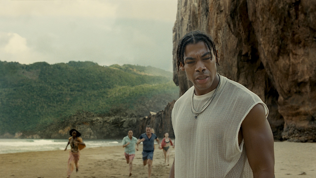 Shyamalan, dalle mura di casa alla spiaggia: un video invita a godersi "la vacanza" di Old