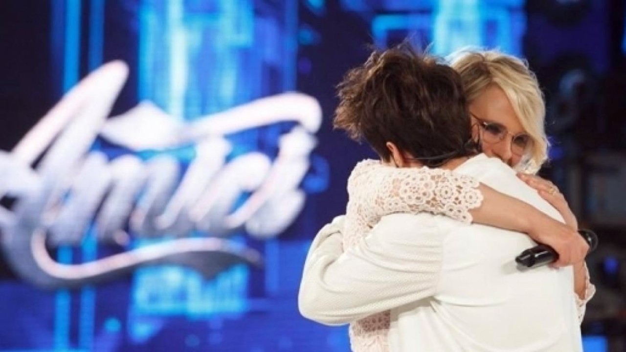 Amici riparte con un omaggio a Michele Merlo, la decisione di Maria De Filippi