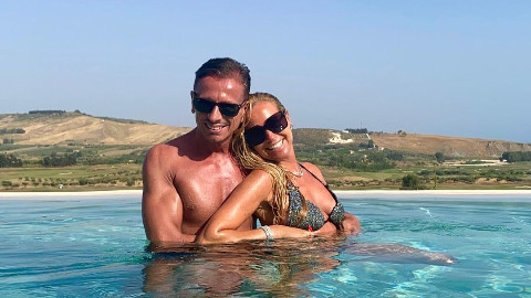 Federica Panicucci esagera: sfilata a bordo piscina, la reazione del compagno - Vimarsana News