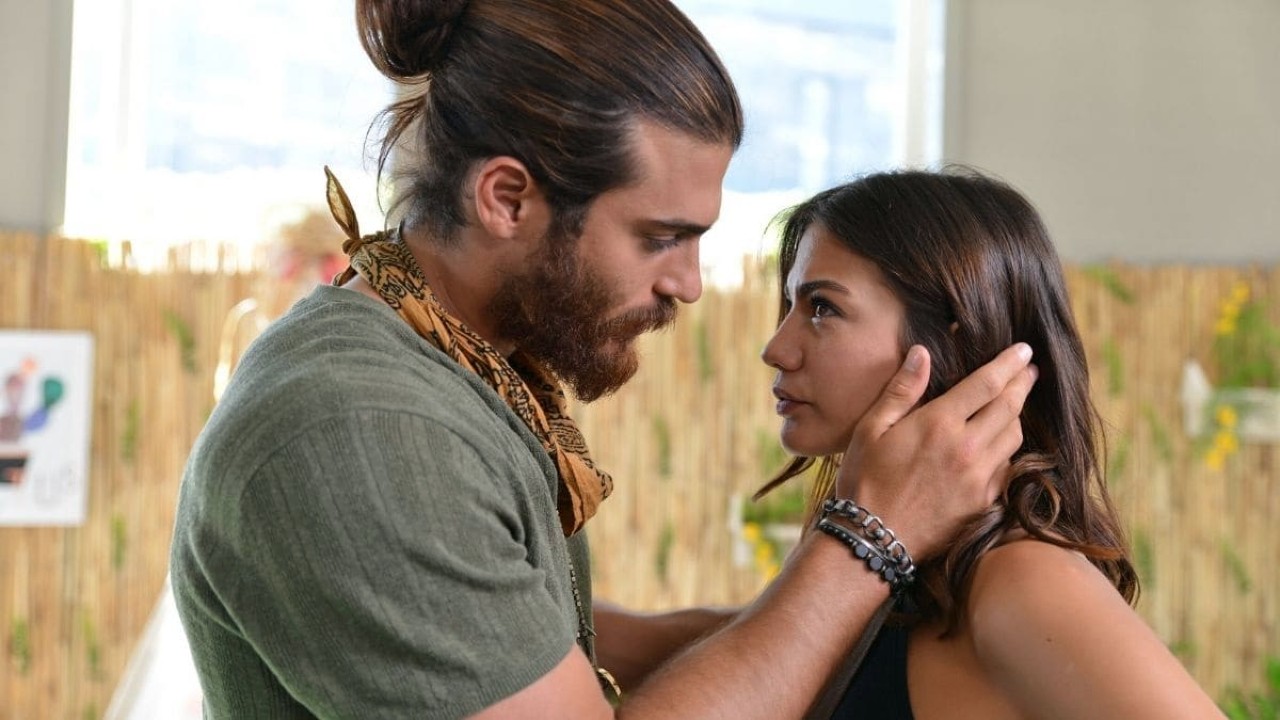 Can Yaman, bomba sul rapporto con Demet Ozdemir: ''L'ha tradita prima delle nozze''
