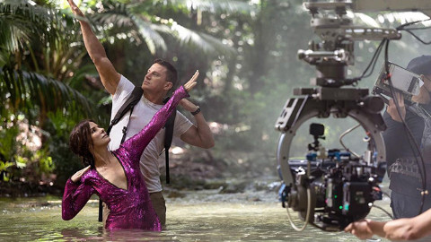 Lost City of D: Channing Tatum pubblica il video del tuffo in piscina con Sandra Bullock per la fine delle riprese 